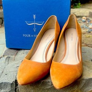 Pour La Victoire Maia Wedge in tan/cognac, size 9.5